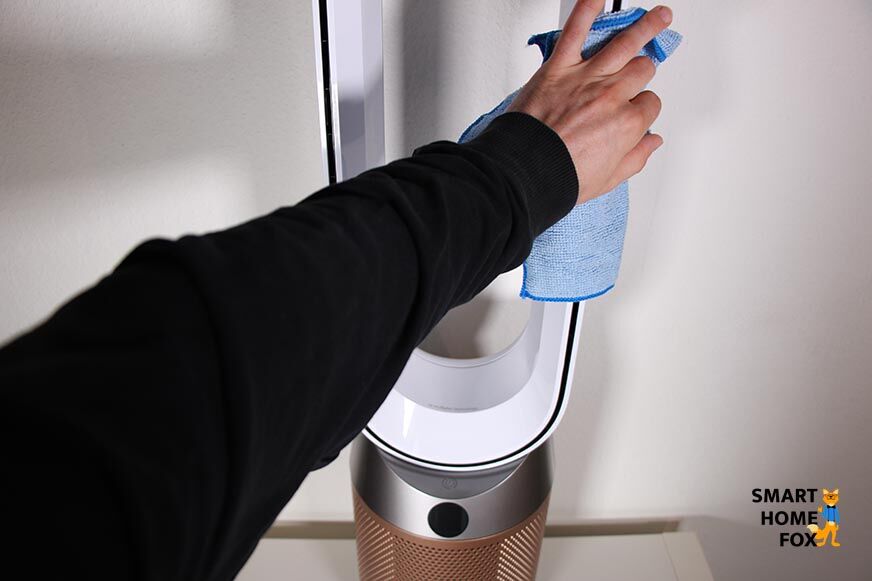 Der Turm des Dyson Purifier Cool wird mit einem Tuch abgestaubt.